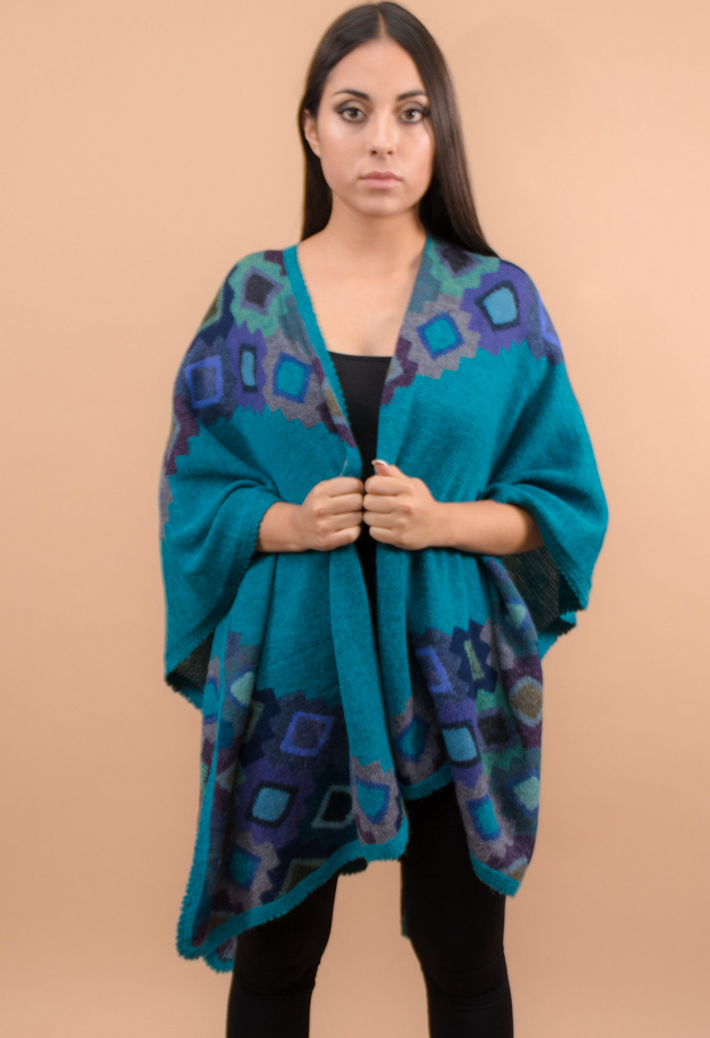 Ruana 100% Alpaca – Detalles Chacana en Tonos Azules con Fondo Turquesa