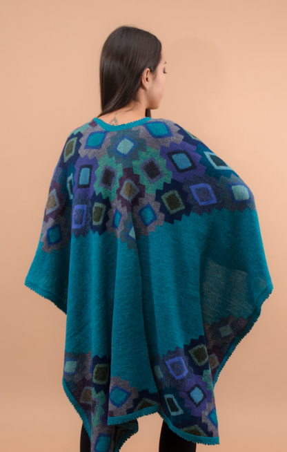 Ruana 100% Alpaca – Detalles Chacana en Tonos Azules con Fondo Turquesa